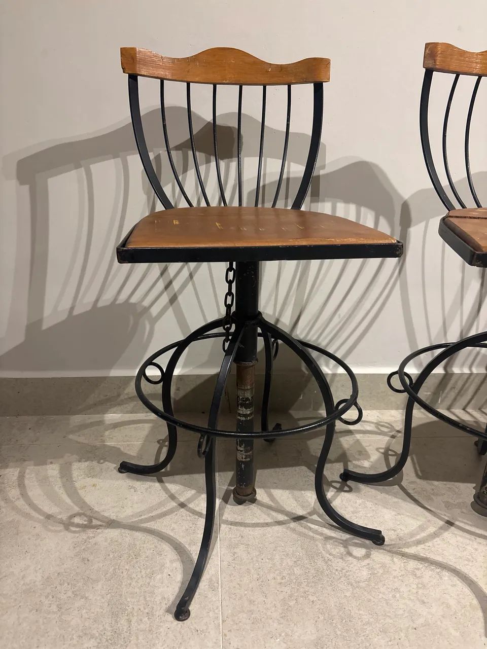 Banquetas Bistrô com Regulagem de Altura Ferro e Madeira