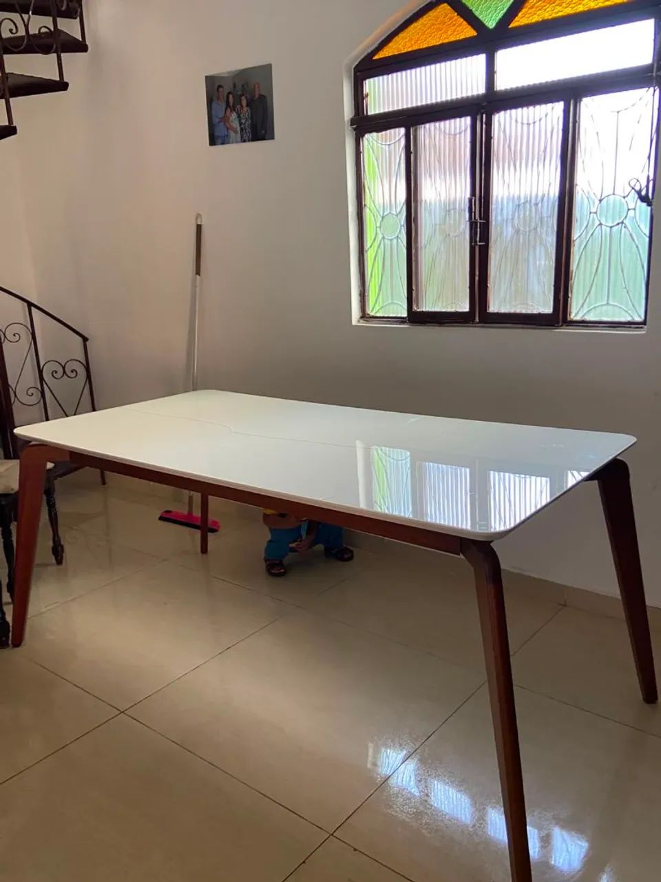 Mesa cirrus laqueada com vidro e madeira maciça 