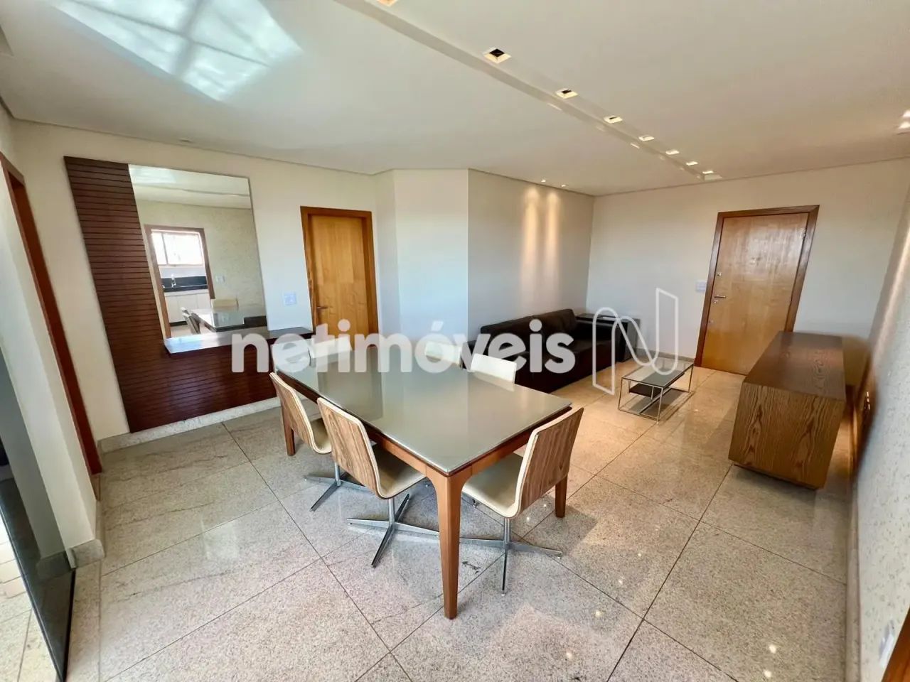 Apartamento espaçoso com 4 quartos, 2 suítes e 4 vagas cobertas! - Foto 3
