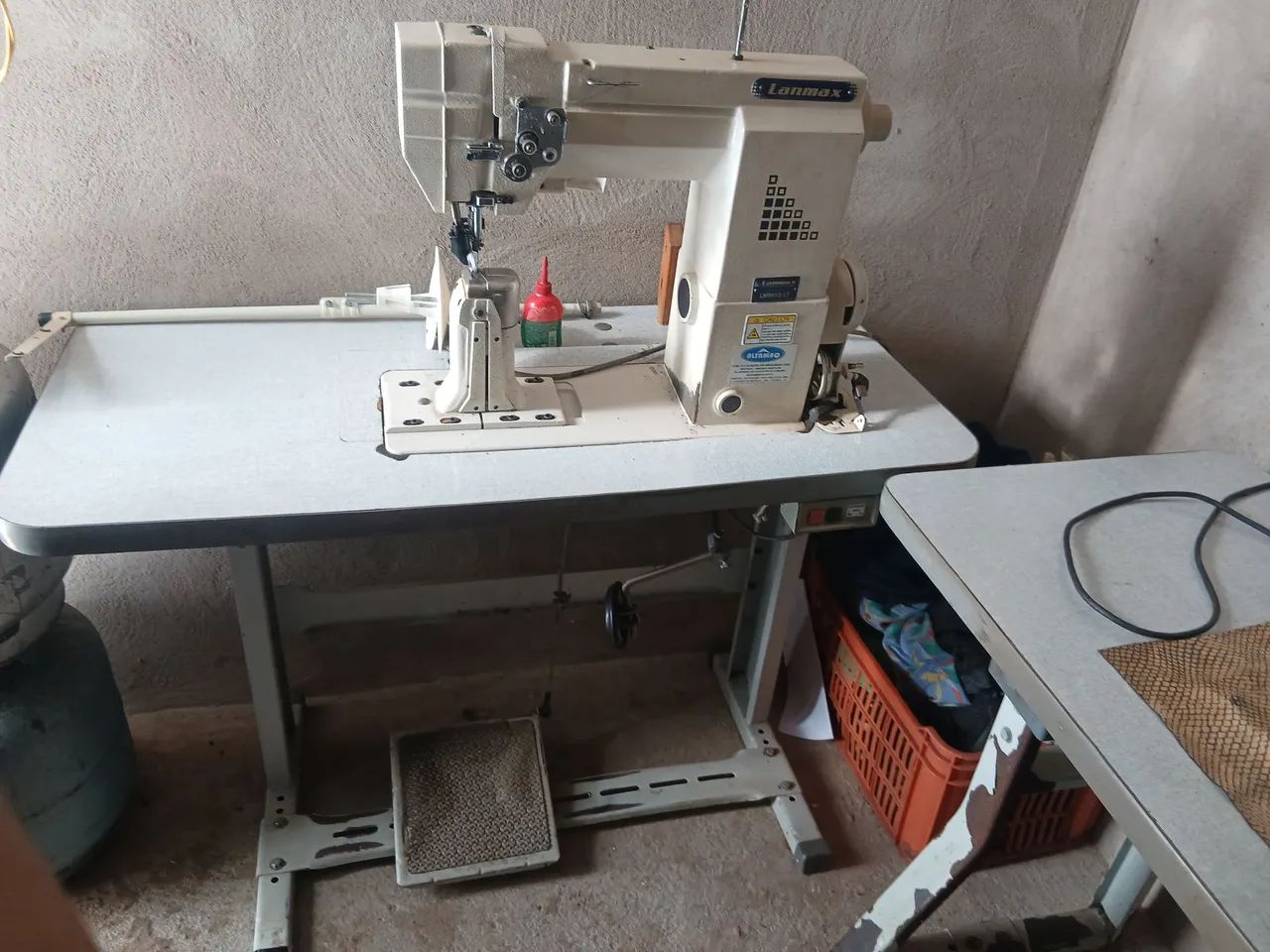 Vendo duas maquinas de costura com mesa - Foto 6