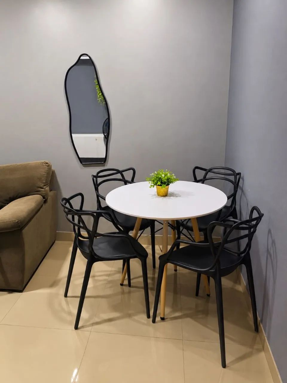 Mesa com quatro cadeiras