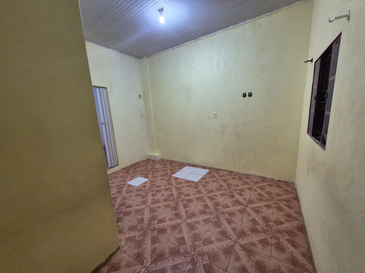 ALUGO KITNET COM ESPAÇO AMPLO COM BANHEIRO DENTRO.  - Foto 3