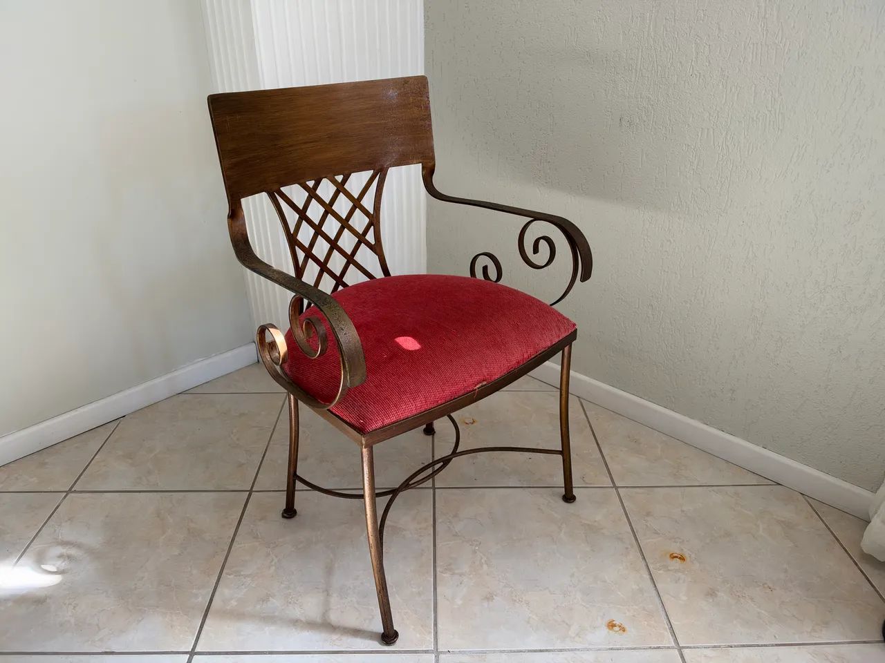 Par de Poltronas de Ferro e Madeira - Estilo Clássico - Foto 2