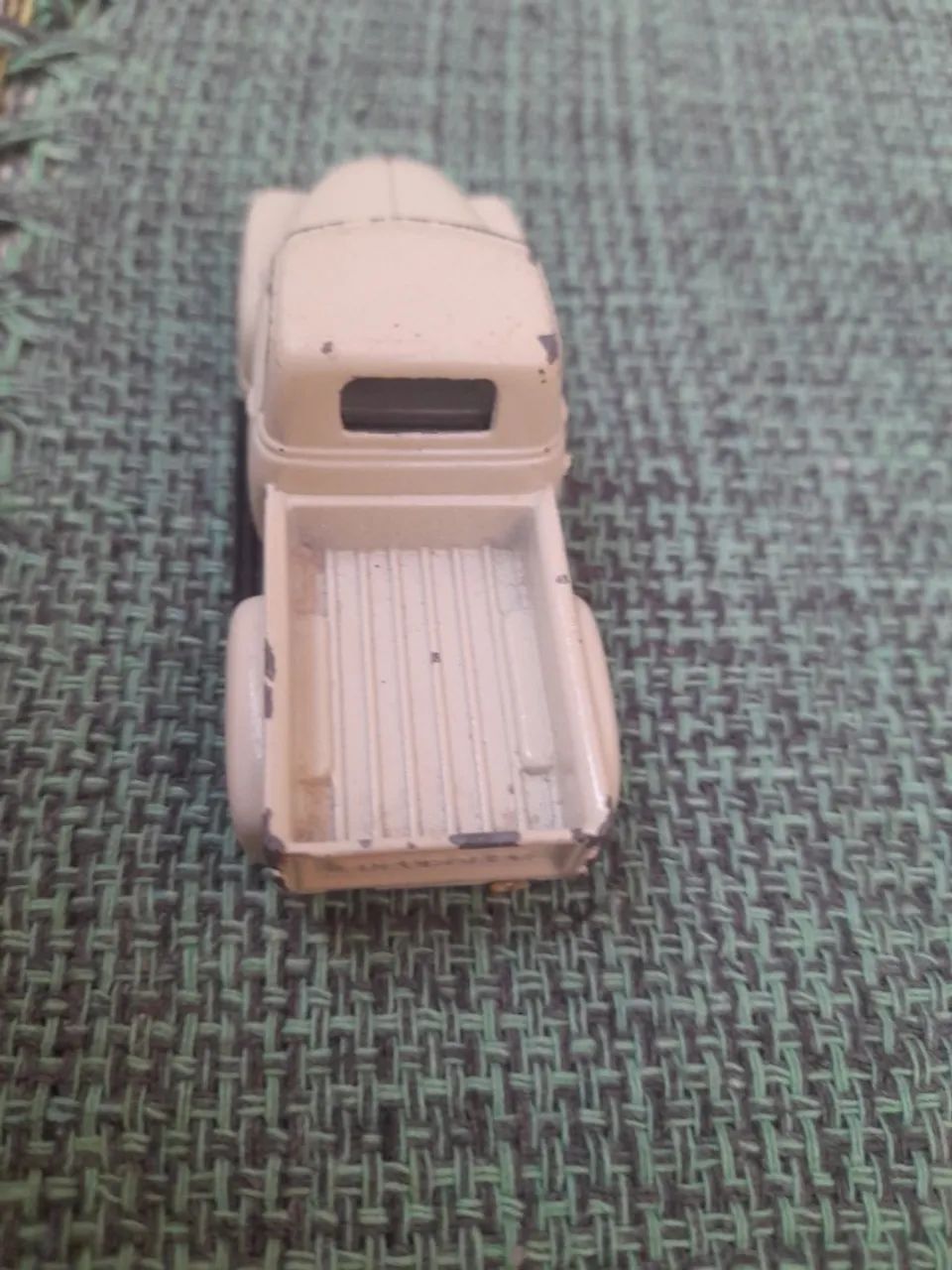 Carrinho Chevrolet 3100 Pick-up de cor creme, da marca Welly - Foto 5