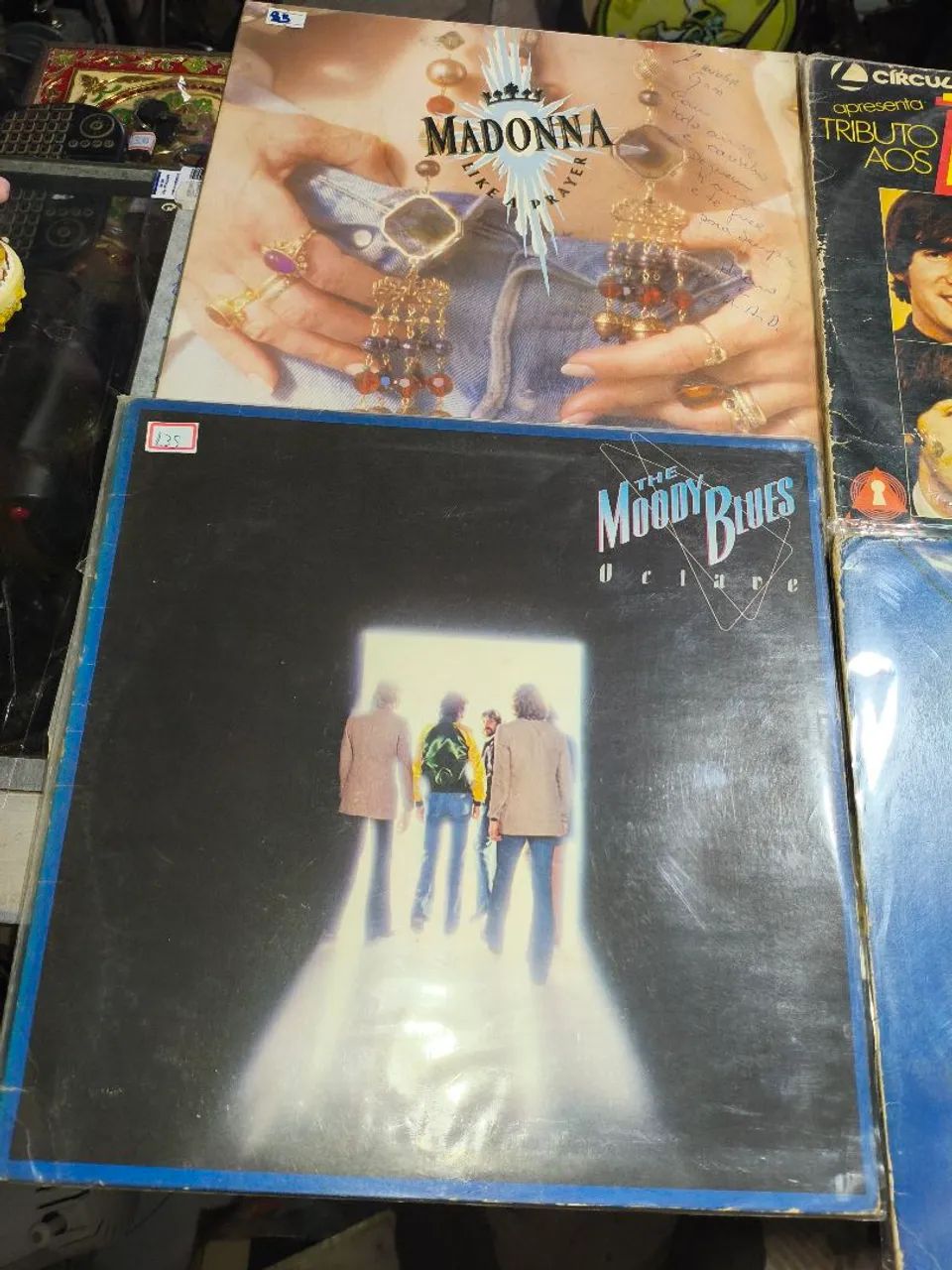 Lote com quatro disco de vinil sendo um dos bicos duplo clássicos - Foto 2