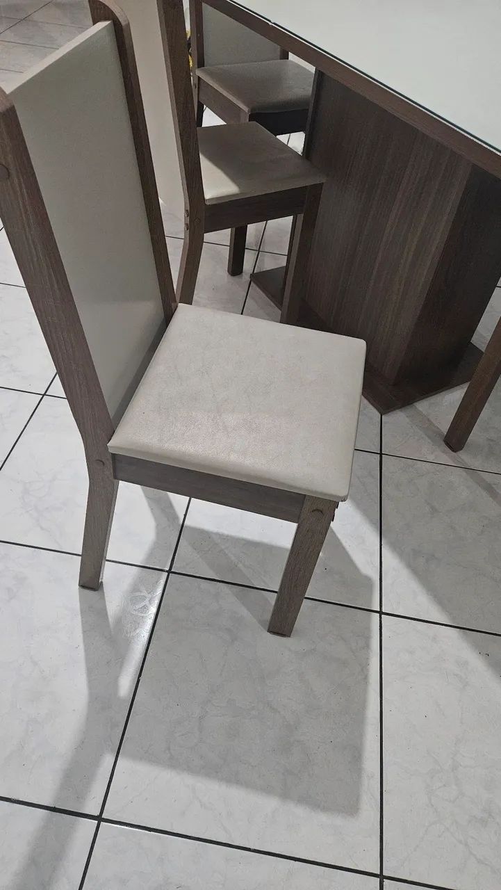 Mesa com tampo de vidro e 6 cadeiras. - Foto 3