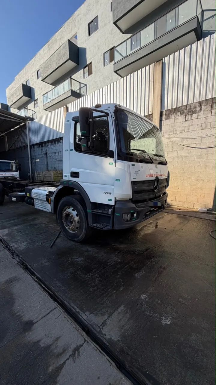Atego 1719/58 com 35.000km ano 2025 ar cond - Foto 2