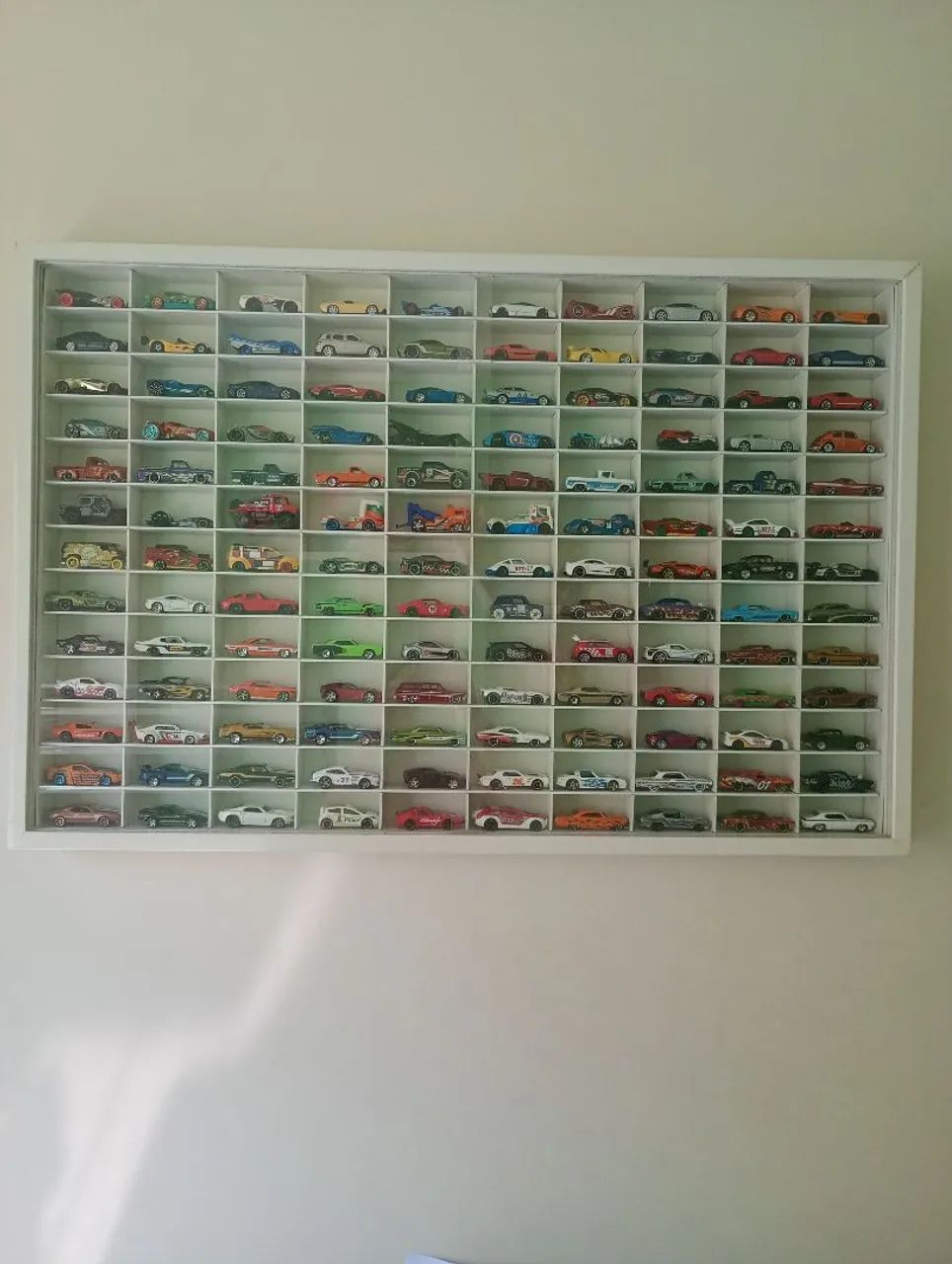  130 carrinhos da coleção Hotwheels + Expositor 