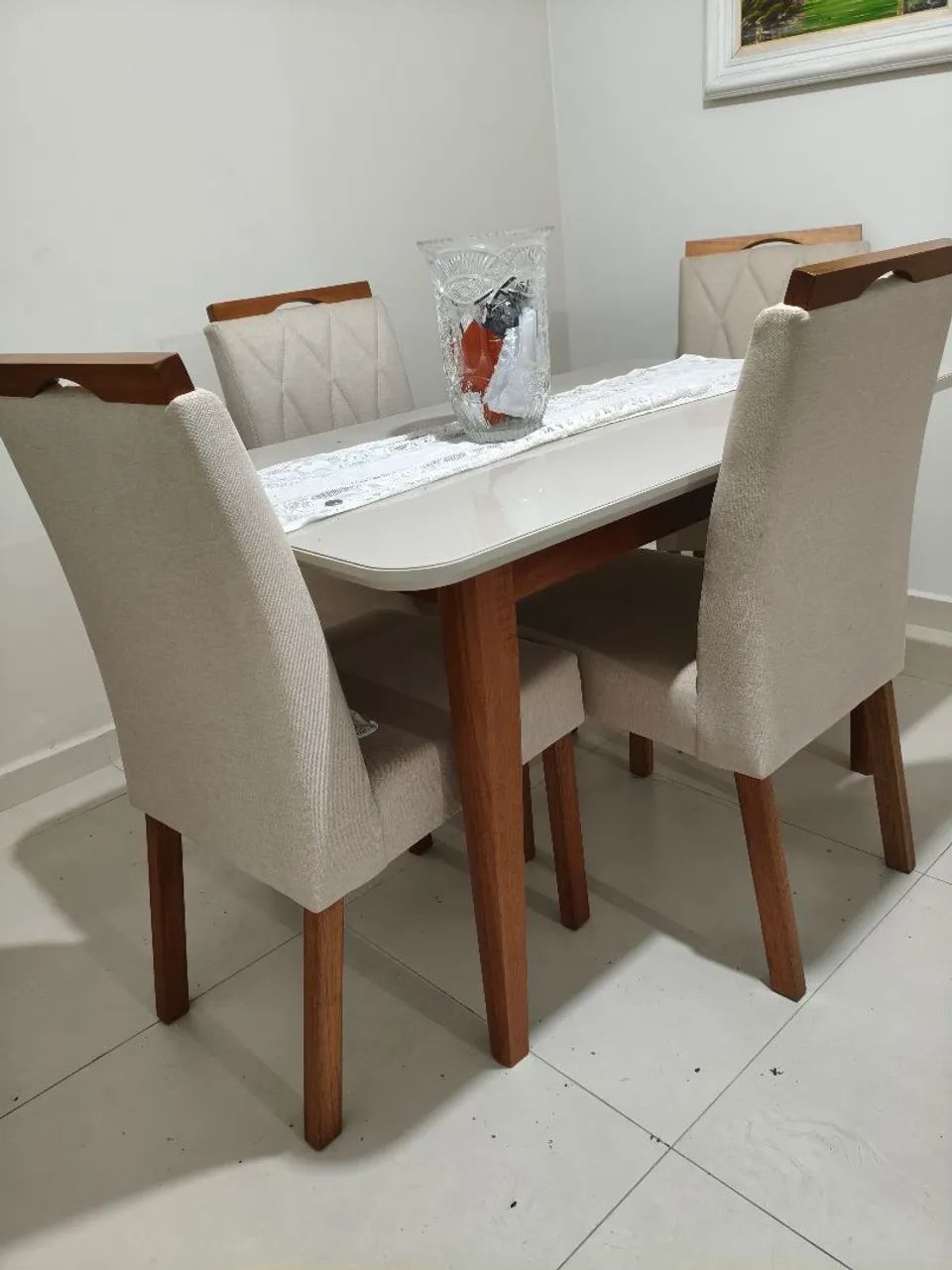 Mesa de jantar maciça com 4 cadeiras 