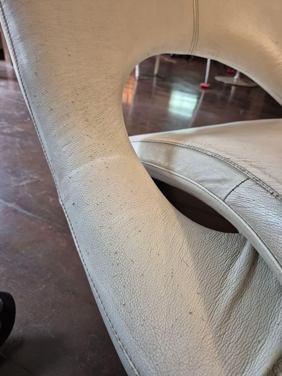 Poltrona Orgânica em Couro Legítimo com Pés em Alumínio Rebis - Foto 5