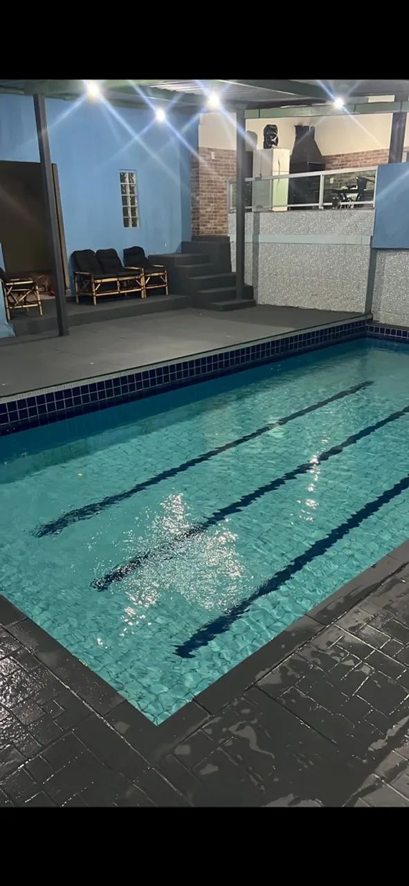 Espaço com piscina coberta e aquecida.