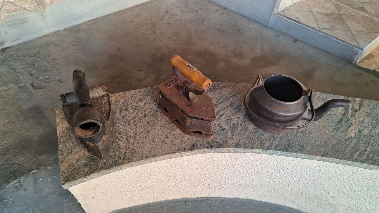 Antiguidadas ferros e chaleira  - Foto 3
