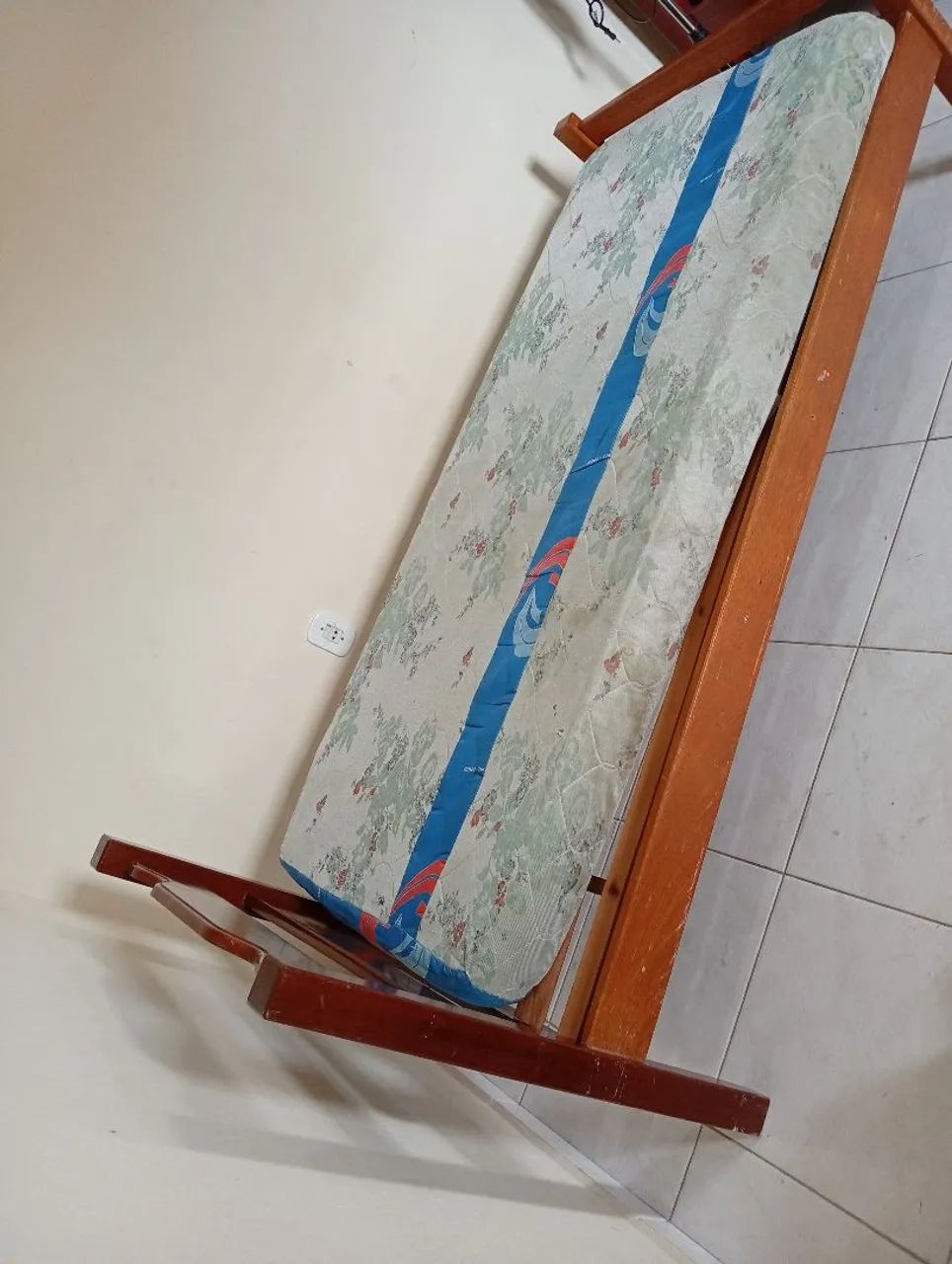 Cama de solteiro madeira maciça com o colchão  - Foto 2