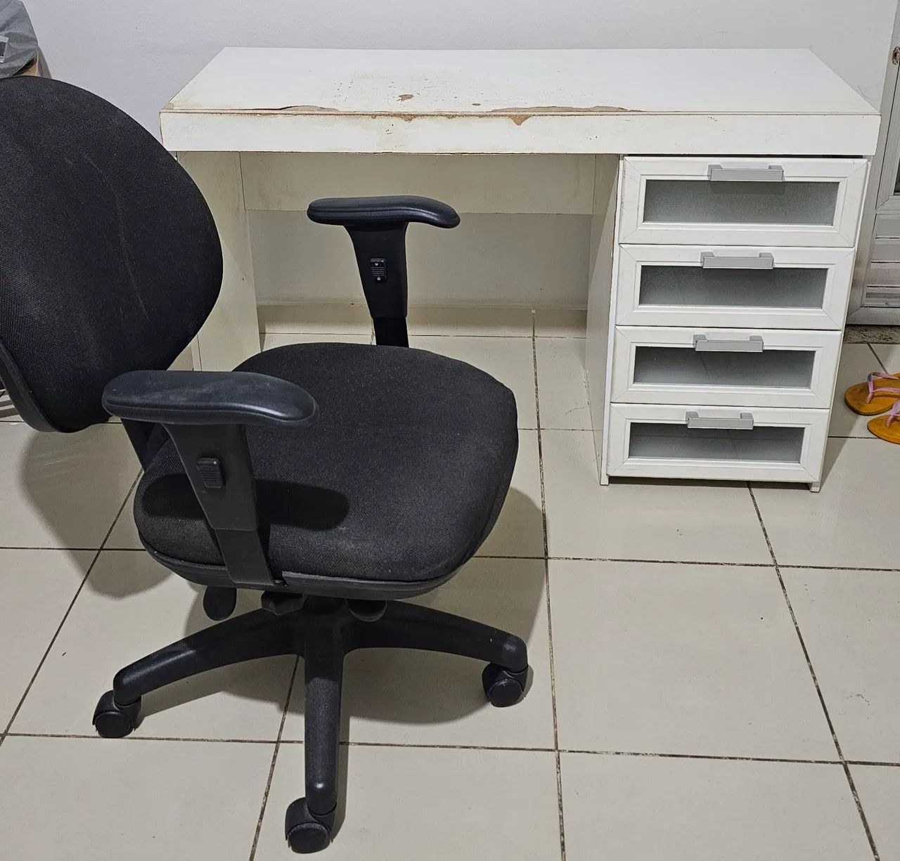 Escrivaninha e cadeira