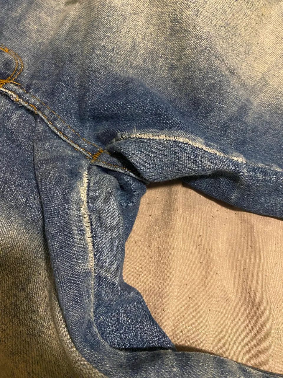 Calça jeans skinny com pequenos rasgos - Foto 4