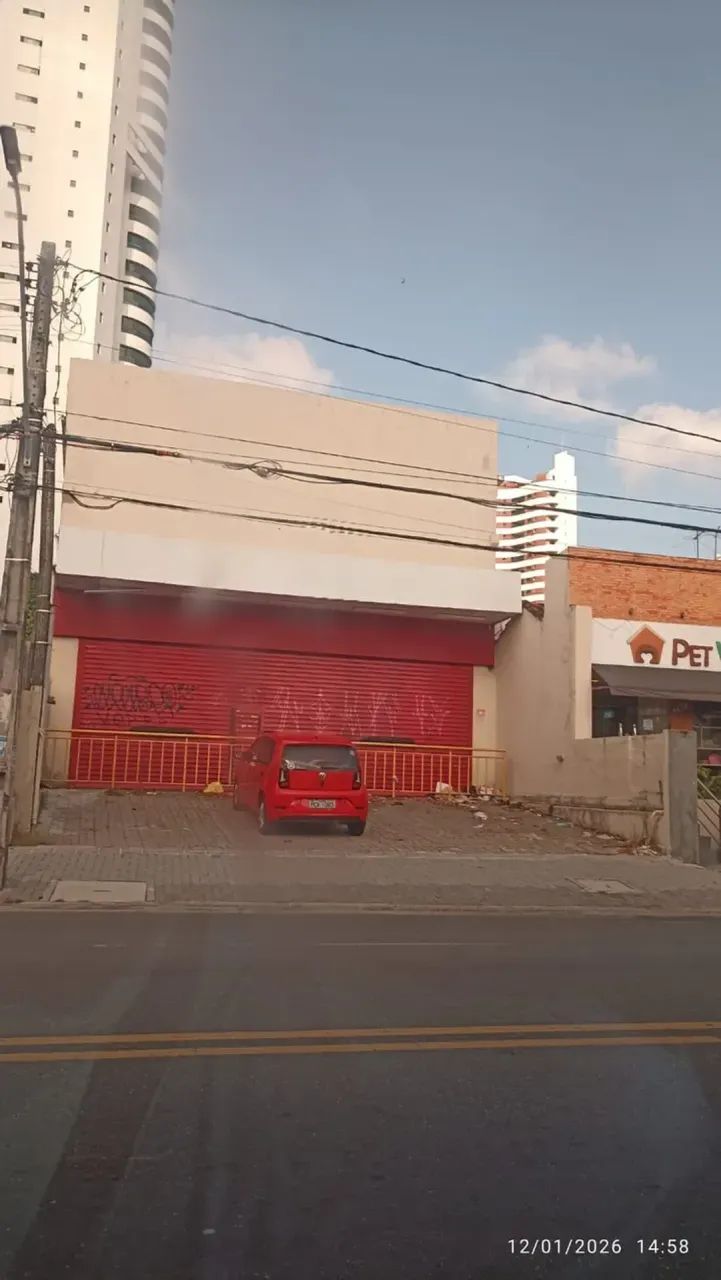 Predio em Casa Forte, Em Plena Avenida - Prox. a Praça   400m