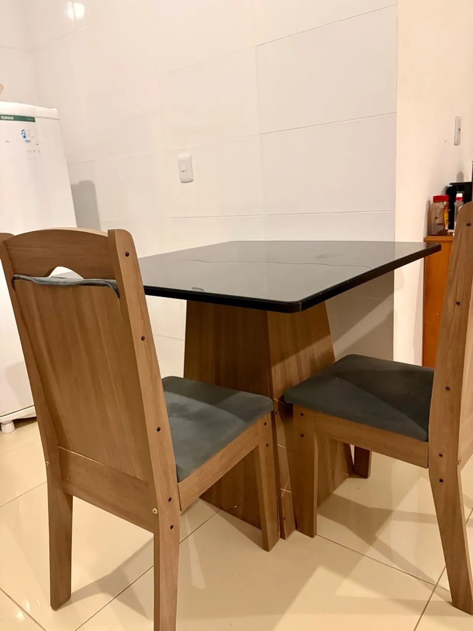 VENDE-SE MESA E DUAS CADEIRAS