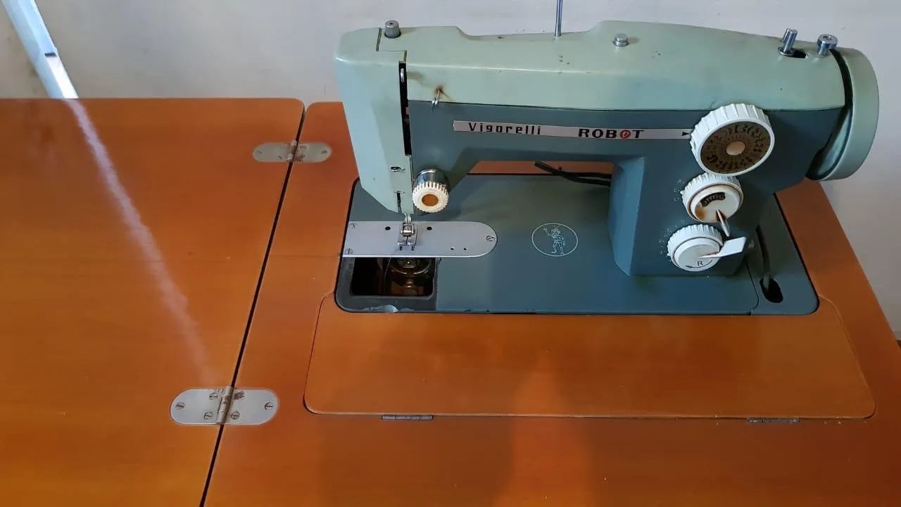Máquina de costura antiga  - Foto 2