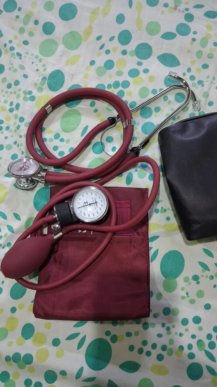 Kit estetoscópio e esfigmomanômetro