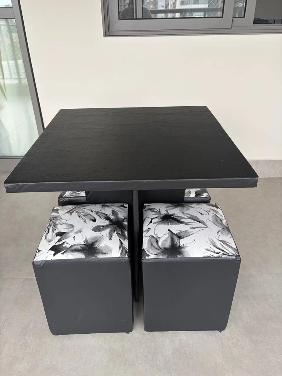Mesa preta 70X70 com 4 bancos  - Foto 4