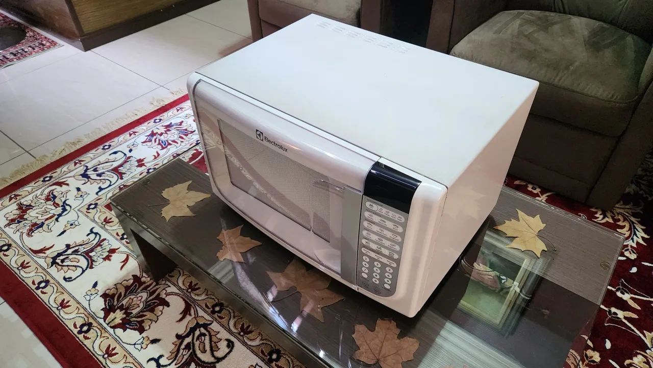 Micro-ondas Eletrolux 31L usado - Foto 5