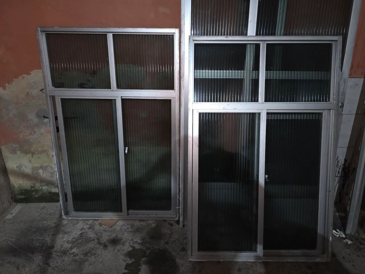 1 porta e 2 janelas de correr de alumínio com vidros canelado semi escuro.  - Foto 2