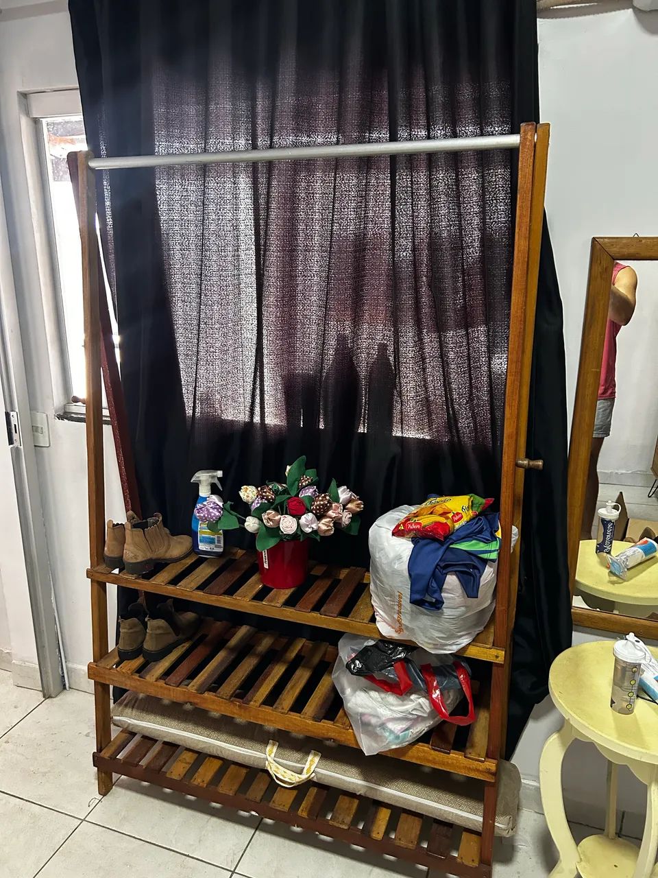 Arara de roupas de madeira em ripas - Foto 2