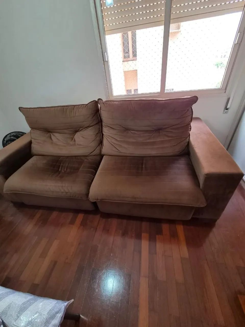 Sofá Retratil marrom - Foto 2