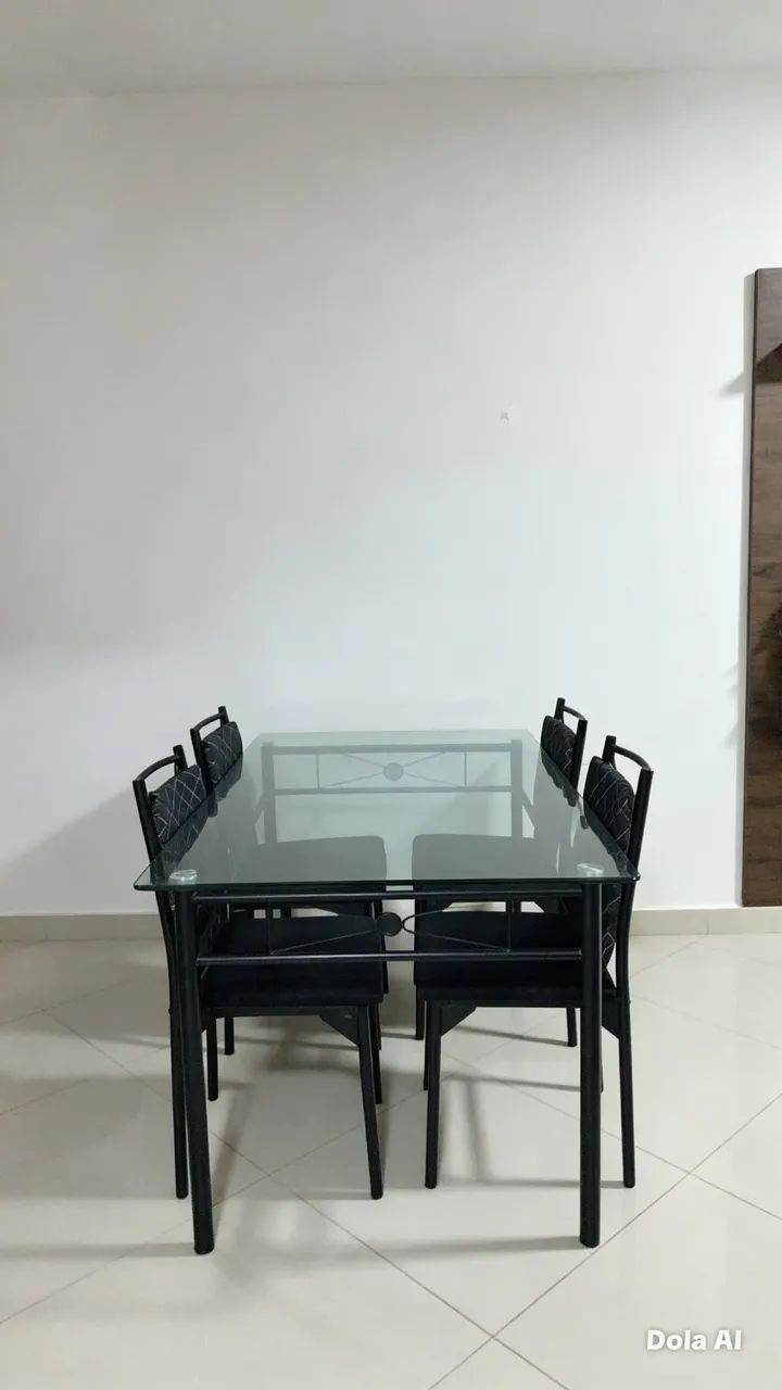 Sofa e mesa com 4 cadeiras 