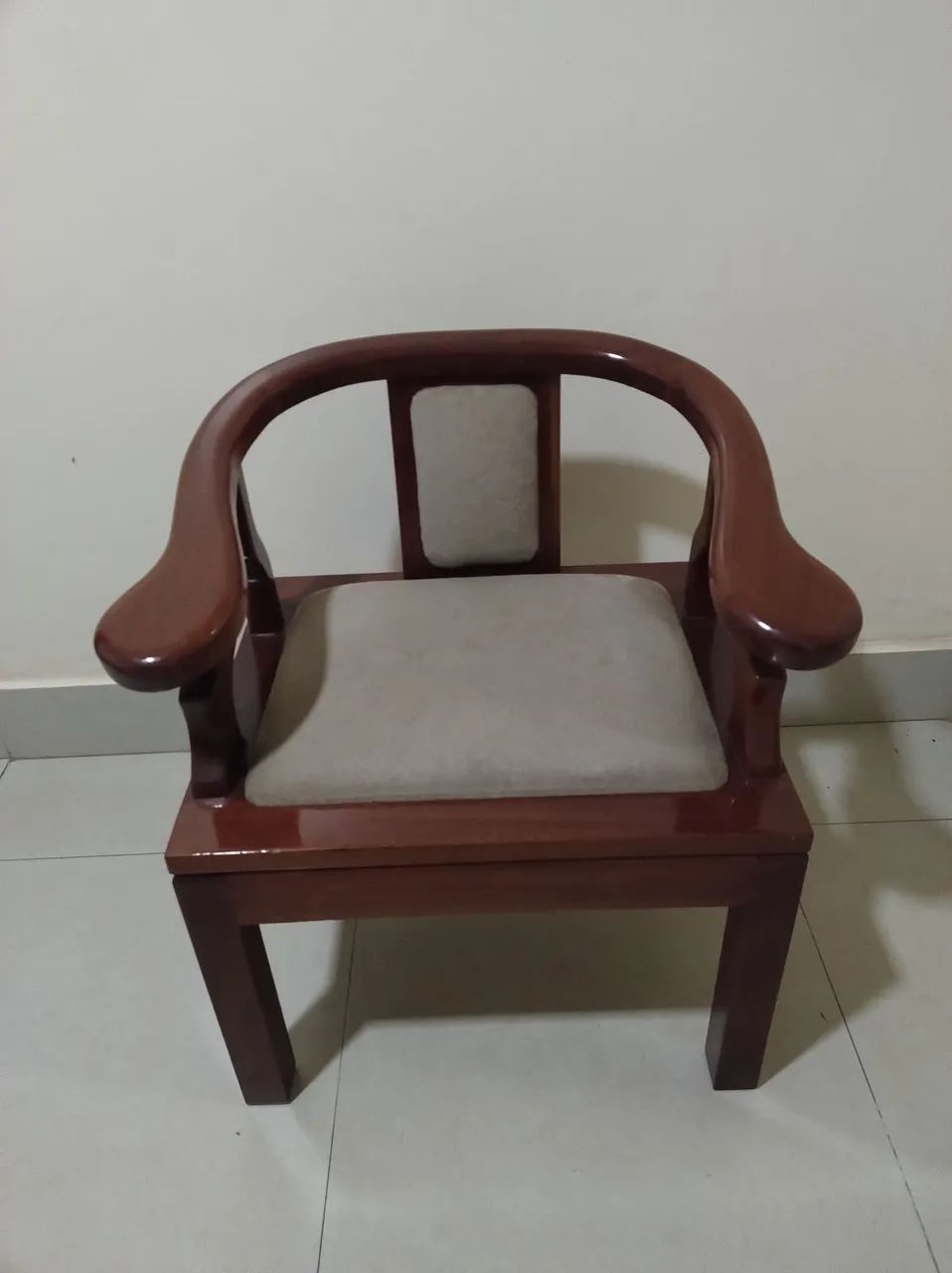 Namoradeiras / poltronas de madeira maciça e envernizada  - Foto 5