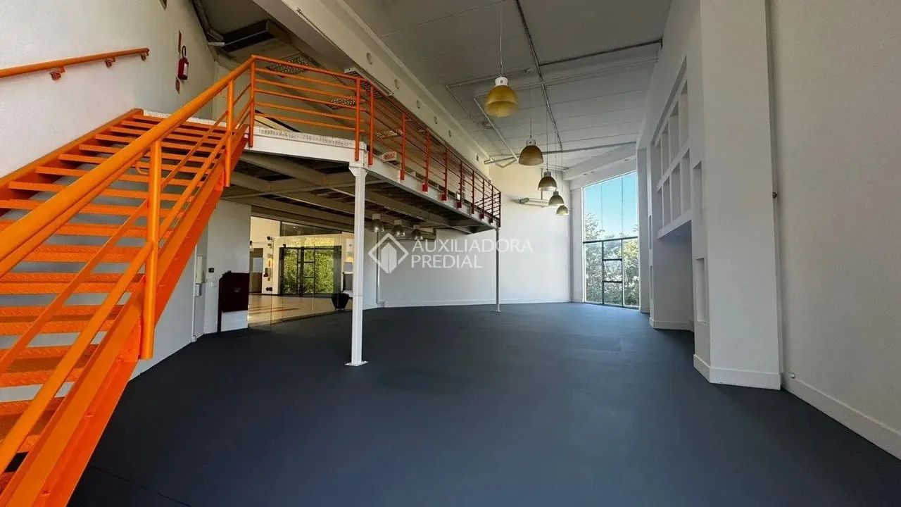 Loja com mezanino com 250m2, 3 vagas