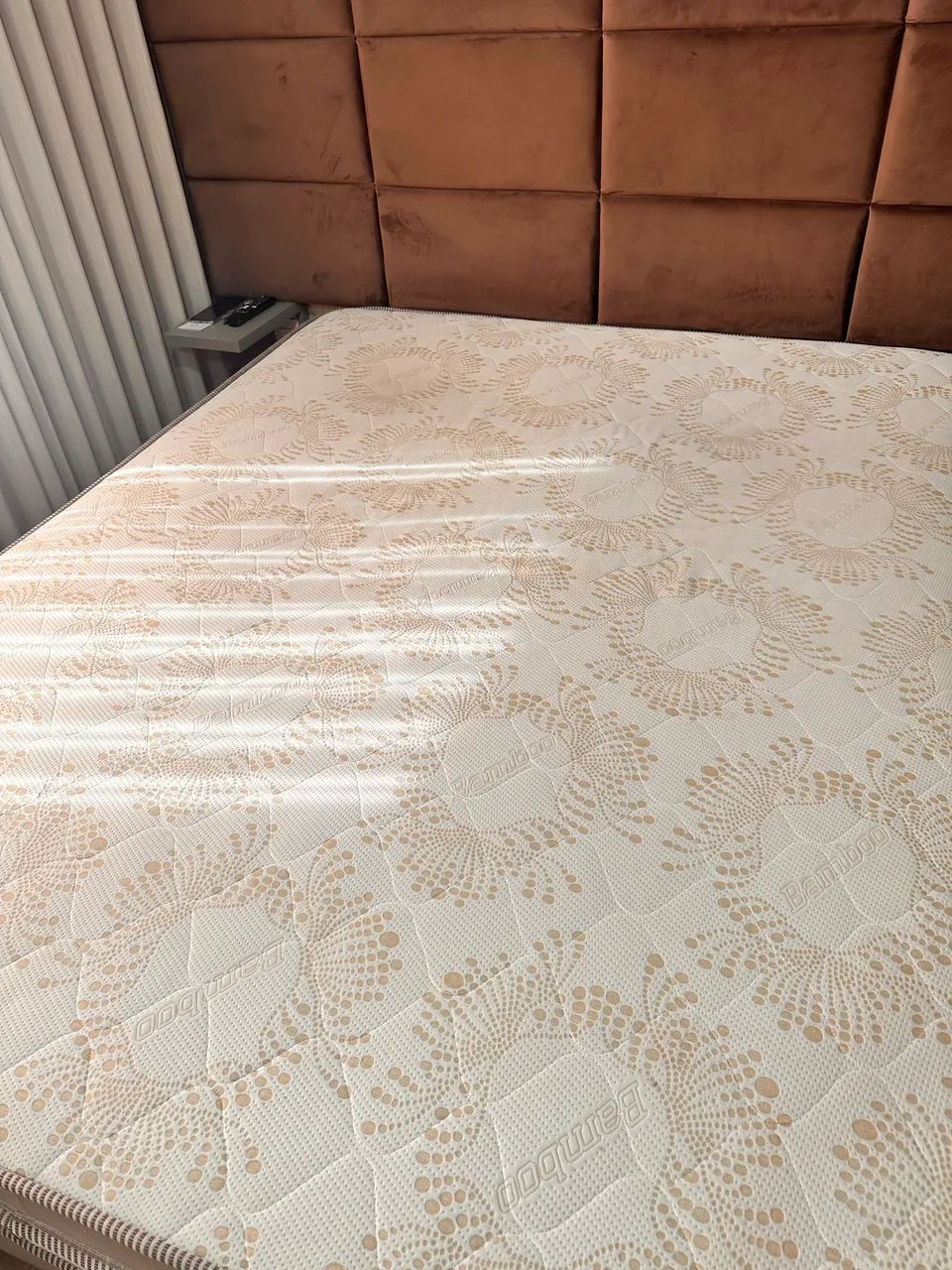 Cama queen size em ótimo estado de conservação 