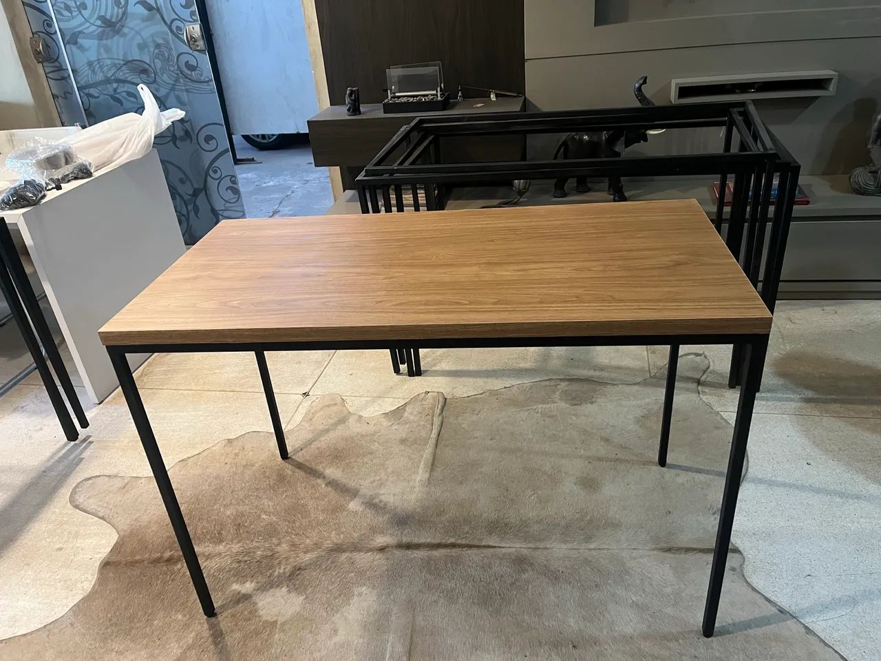 Mesa  amadeirada  com estrutura metalon