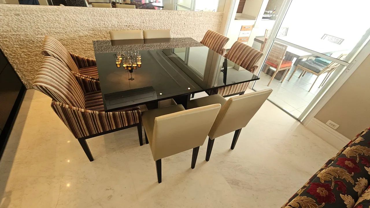 Mesa de jantar 8 cadeiras 