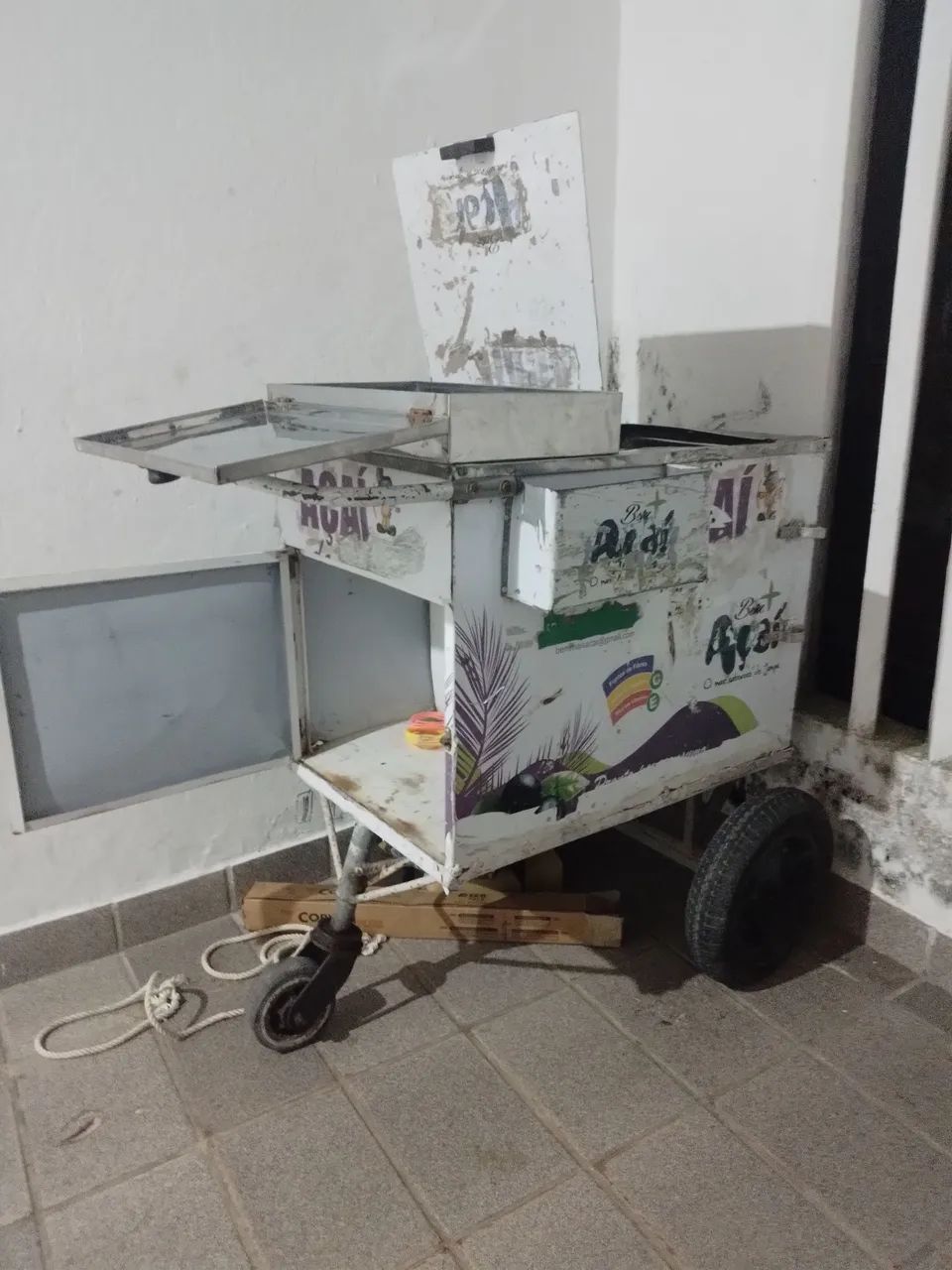 Carrinho de açaí em ótima qualidade, com três compartimentos