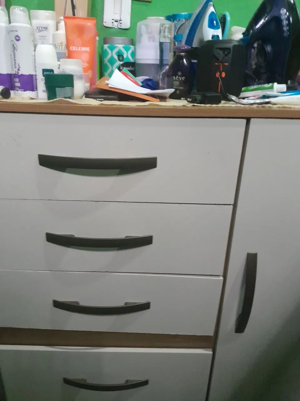 Vende Se uma cômoda. 