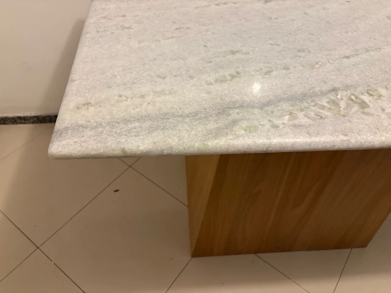 Mesa com Tampo em Mármore e Base Amadeirada! LINDA MESA!  - Foto 2
