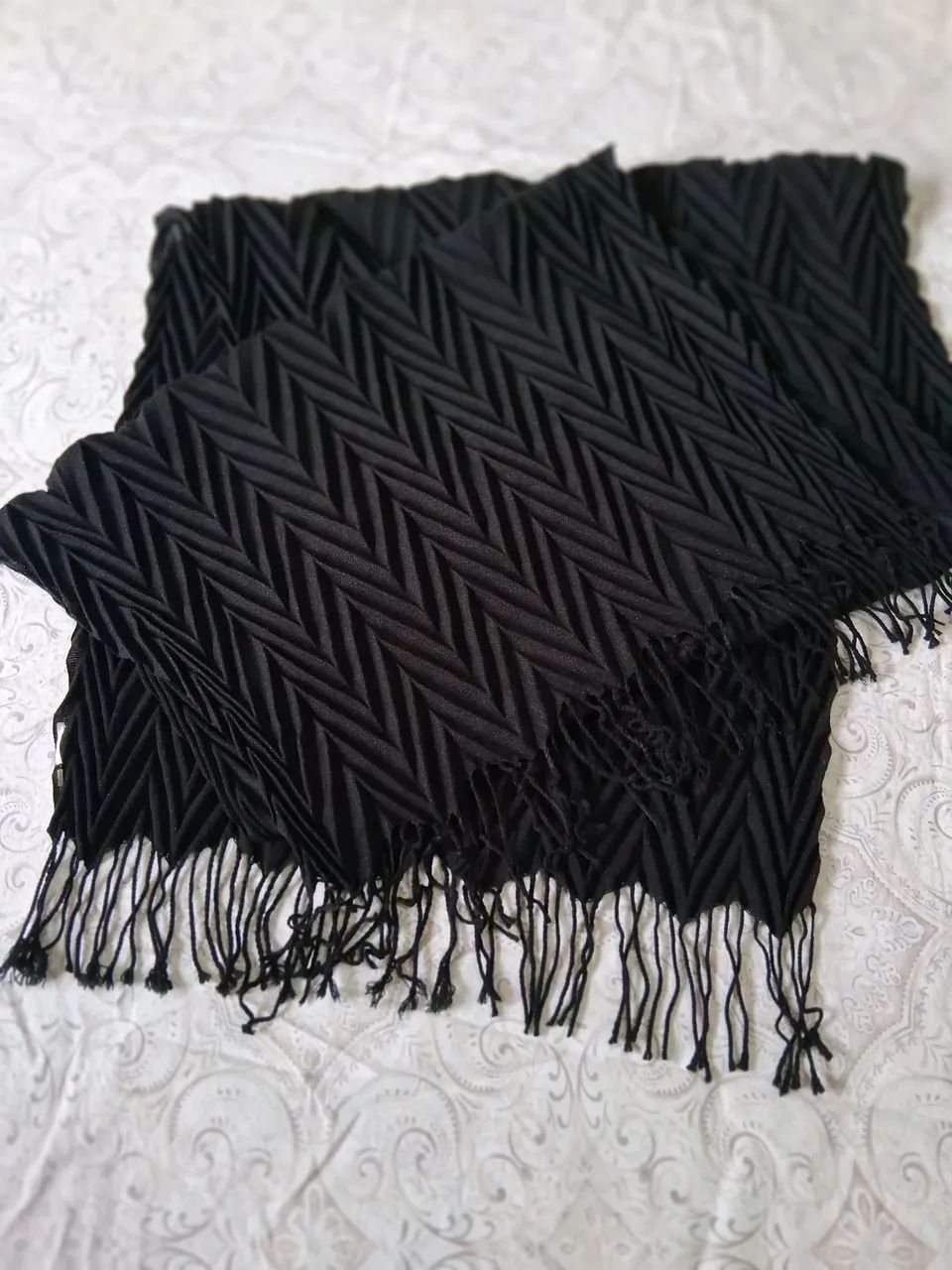 Echarpe preto drapeado e com brilho 