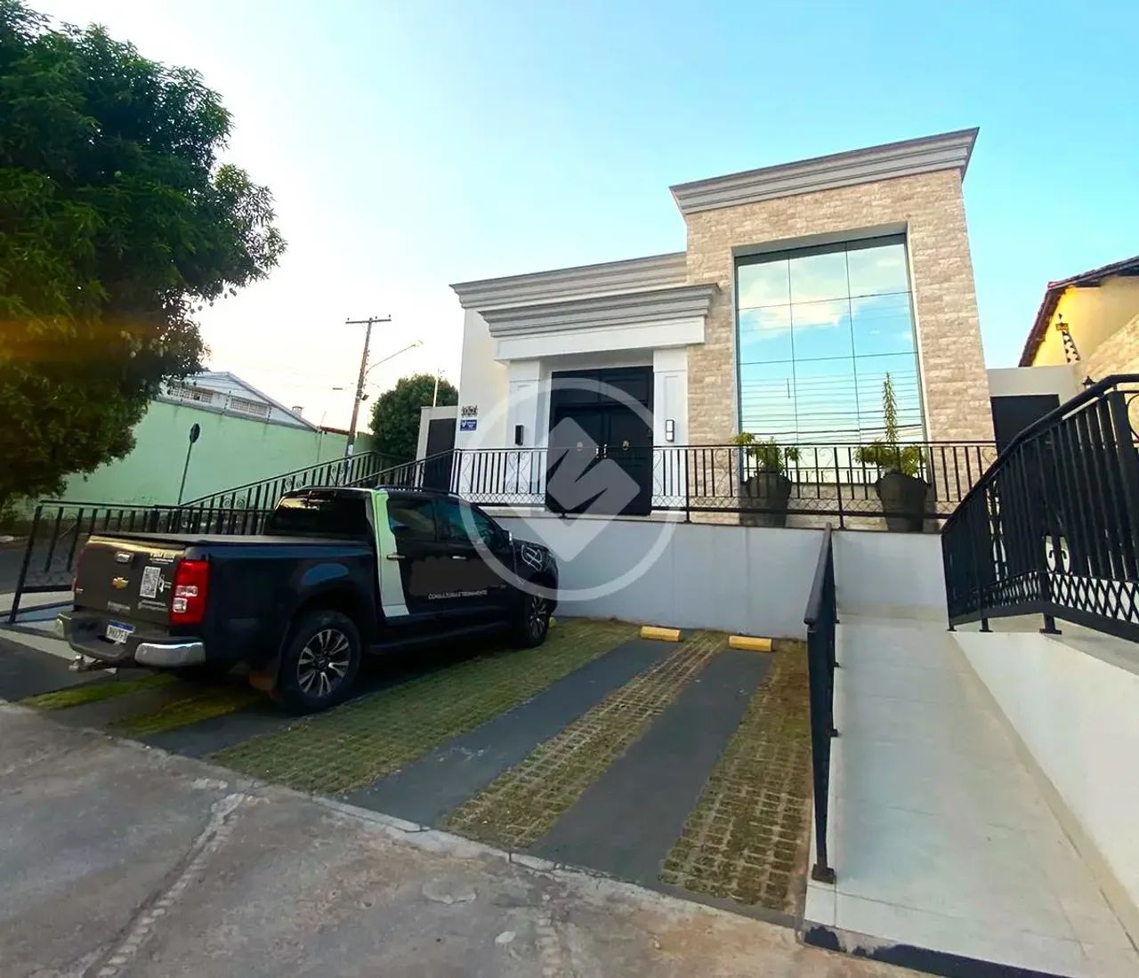 Prédio Comercial com 7 Salas + Recepção - Arquitetura Clássica Moderna - Salas com Mesa fi