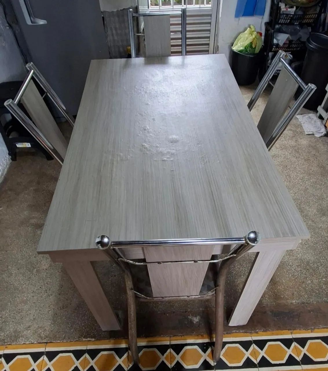 Mesa e sofá. Retirada Imbiribeira.