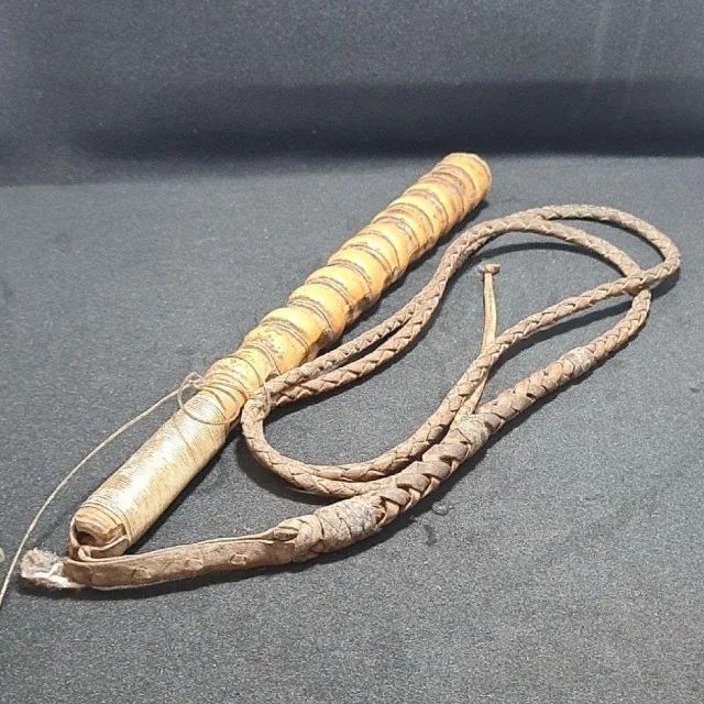 Chicote de couro cru, com cabo de madeira conhecido como caipira.