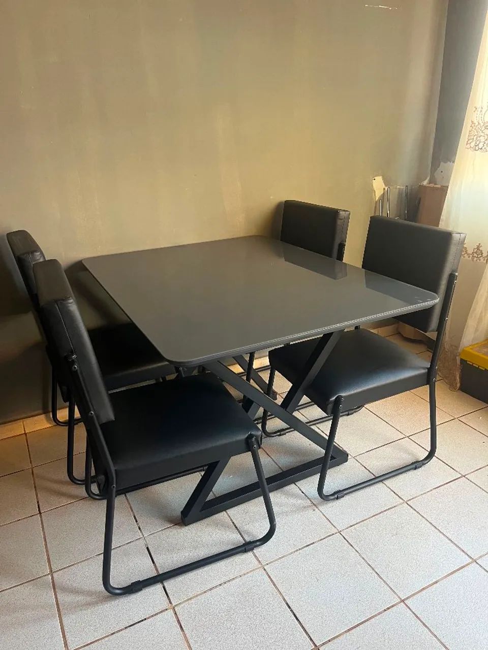 MESA TAMPO DE VIDRO COM 4 CADEIRAS/ MOSTRUÁRIO LOJA  - Foto 2