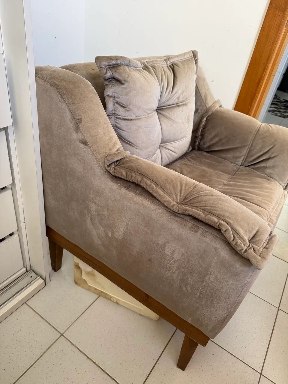 Poltrona Decorativa Bege | Confortável, Elegante e com Pés de Madeira - Foto 3
