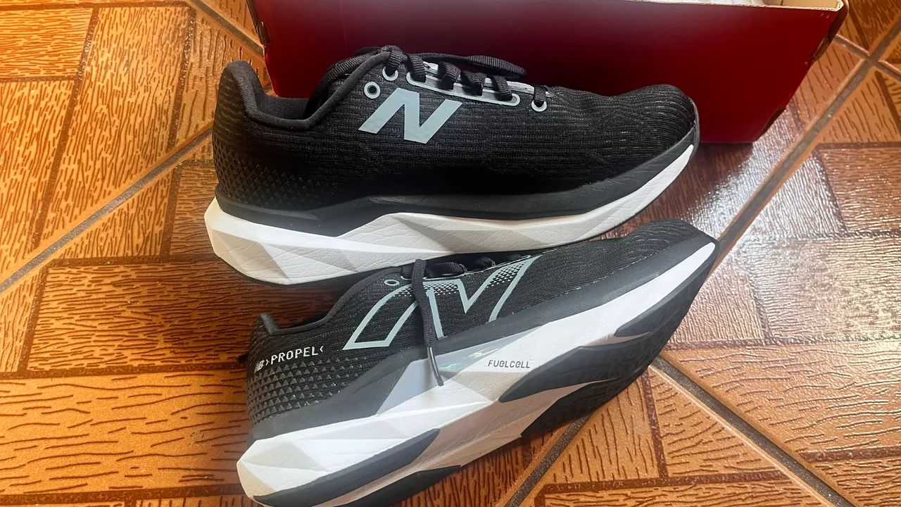 Tênis New Balance Fuelcell Propel V5 - Foto 4
