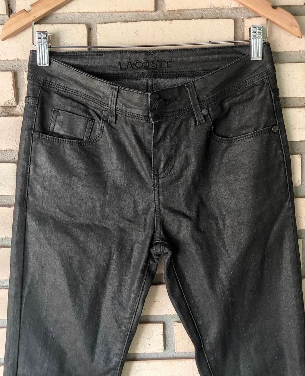 Calça encerada preta Lacoste original - Foto 2