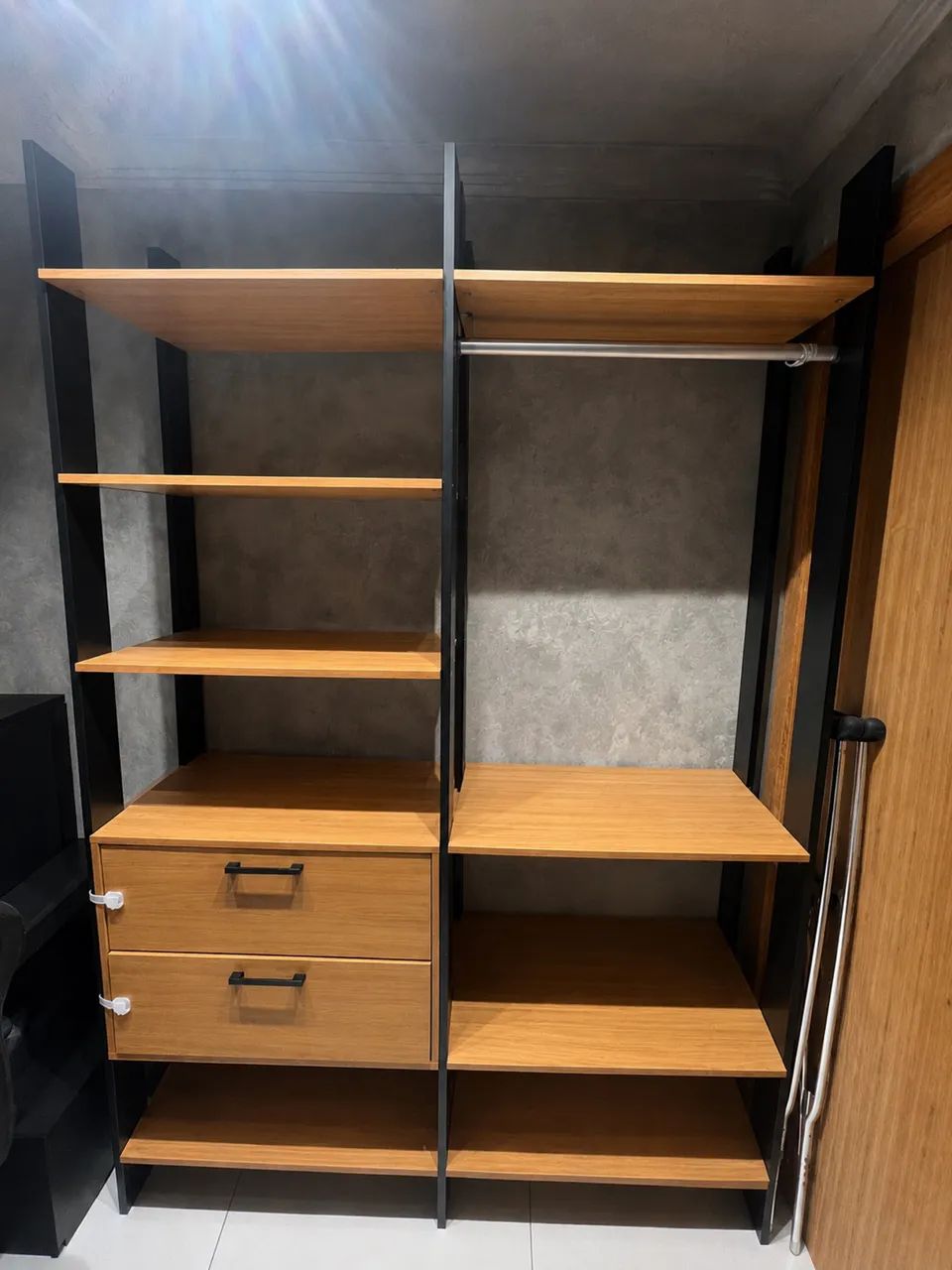 CLOSET COM PRATELEIRA E GAVETEIRO