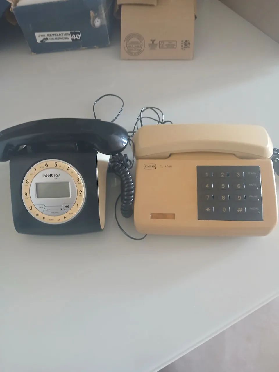 2 telefones relíquias para decoração 