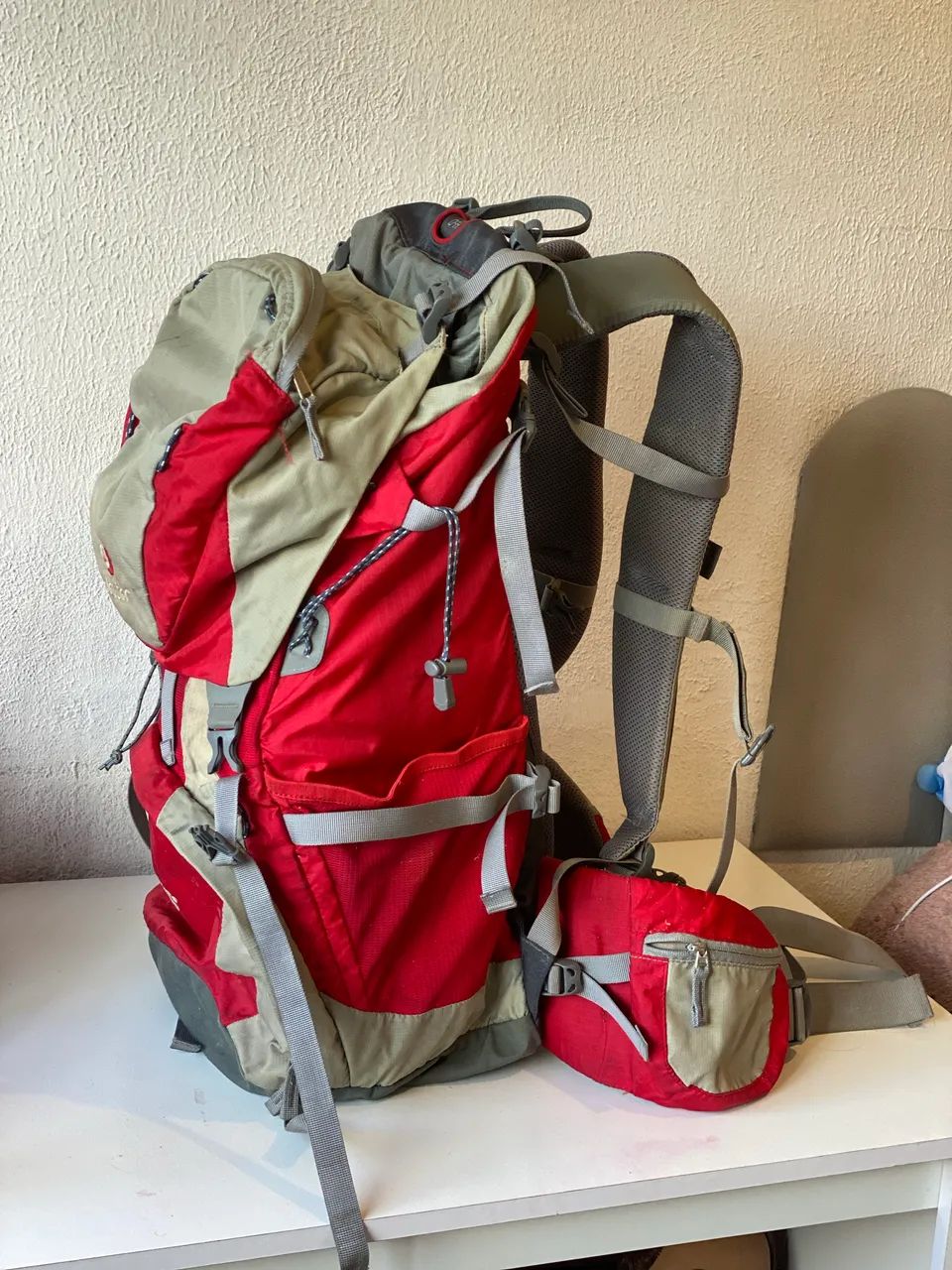 Mochila Deuter ACT Lite 50+10 Original - Excelente para trekking, camping e viagens!