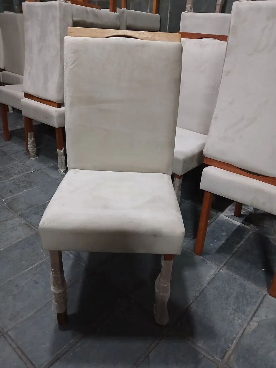 Vendo cadeira com pe de madeira de mostruário de loja