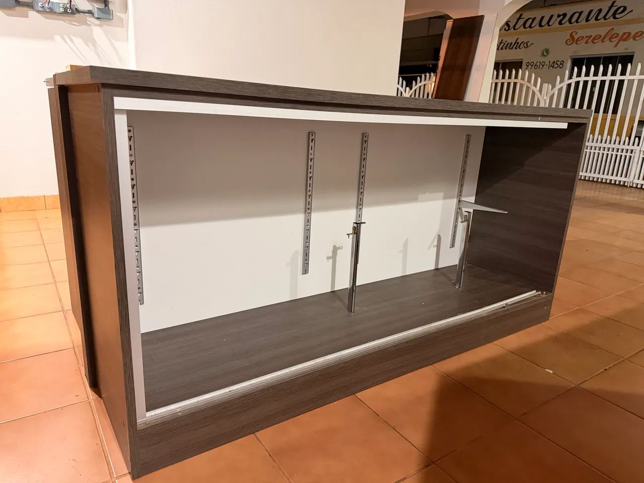 BALCÃO EXPOSITOR COM PORTAS DE VIDRO